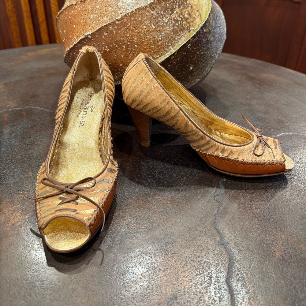 Linda Pritcher NWOT Sz 37 / 7  Brown Leather Peep-Toe Heels Made in Italy (021)